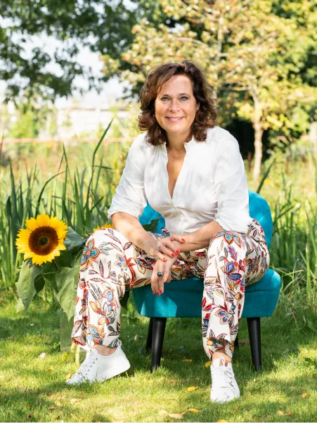 Christel van Hunnik in een tuin